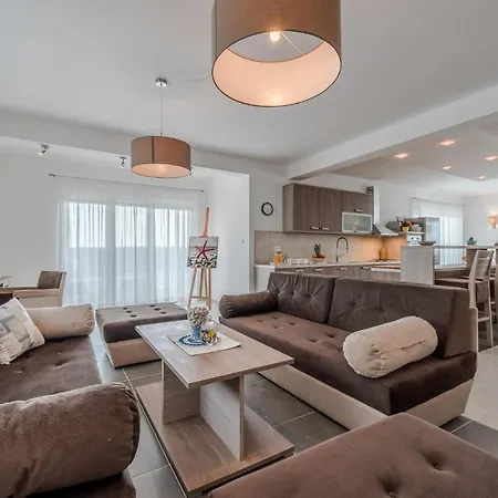 Gorgeous Home In Debeljak With Wifi